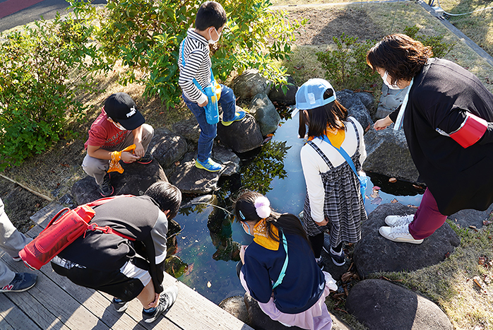 近隣地域の小学生を招いて見学を実施